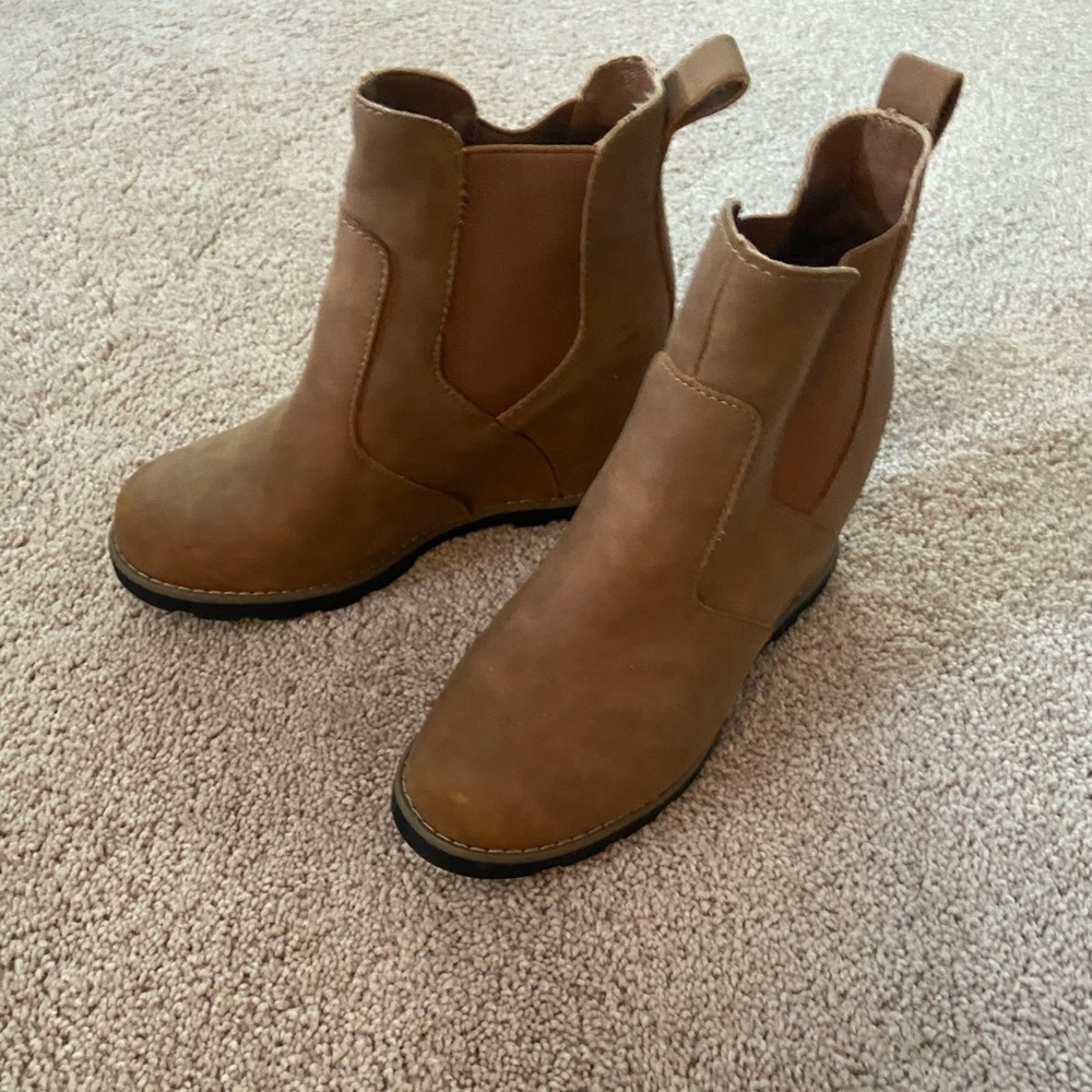 Hidden Wedge all weather boots